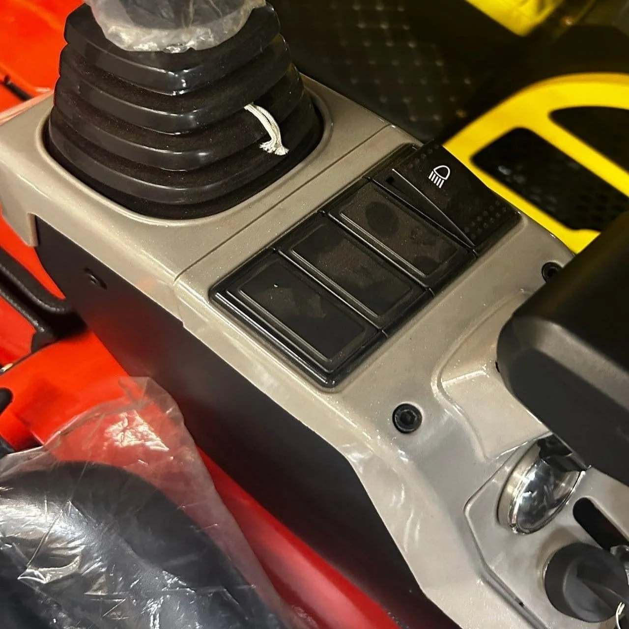 QK18K-C Mini Excavator with Kubota Engine – Swing Boom & Hydraulic Thumb by Bidadoo - Image 7