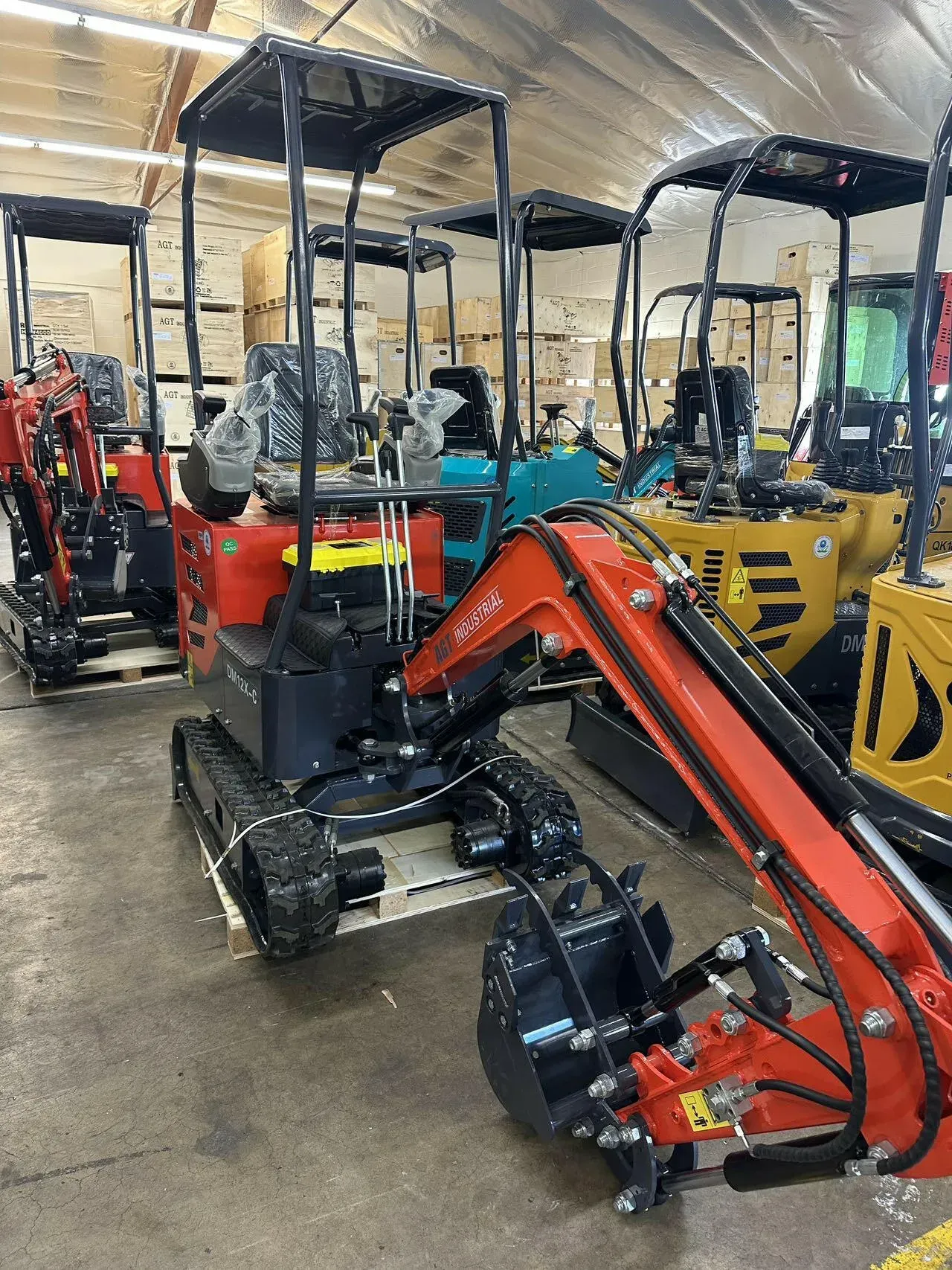 AGT DM12X-C Mini Excavator – Pilot Control, Swing Boom, Hydraulic Thumb by Bidadoo - Image 4